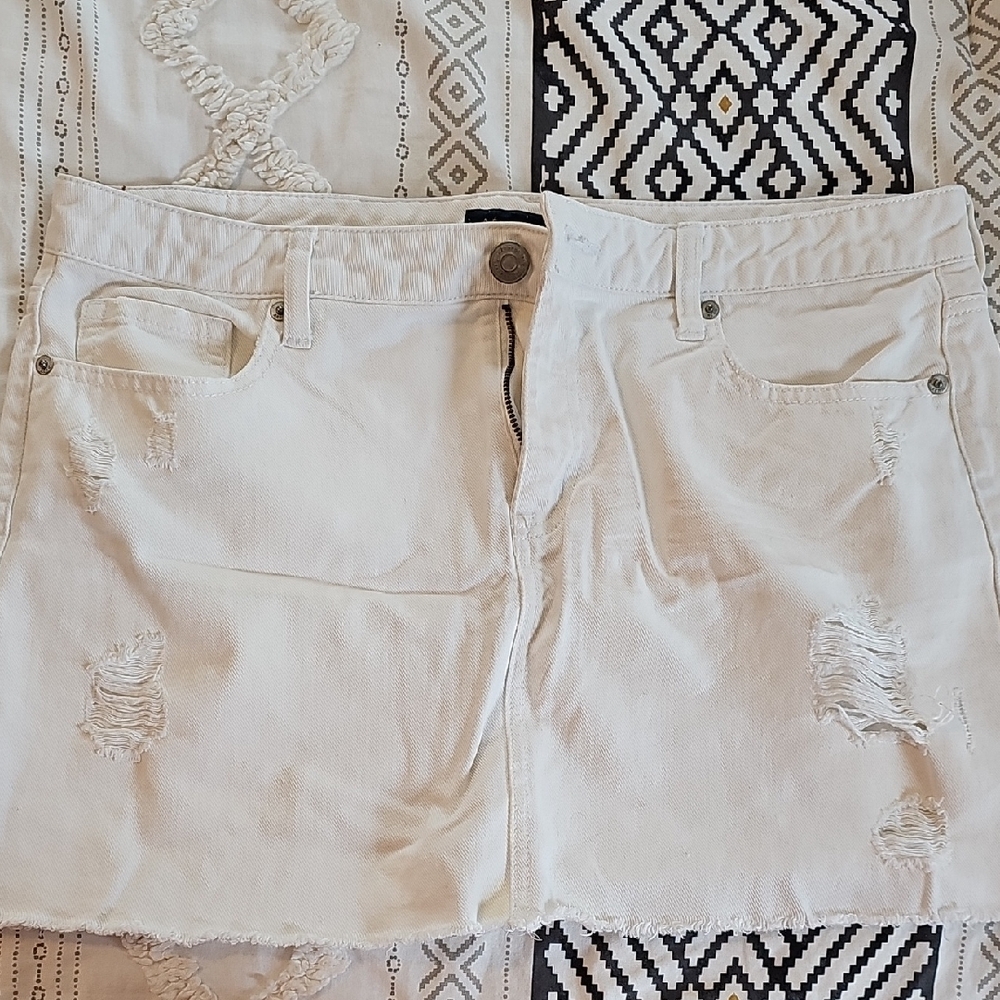 Aero Women's White Distressed Jean Mini Skirt Size 12
